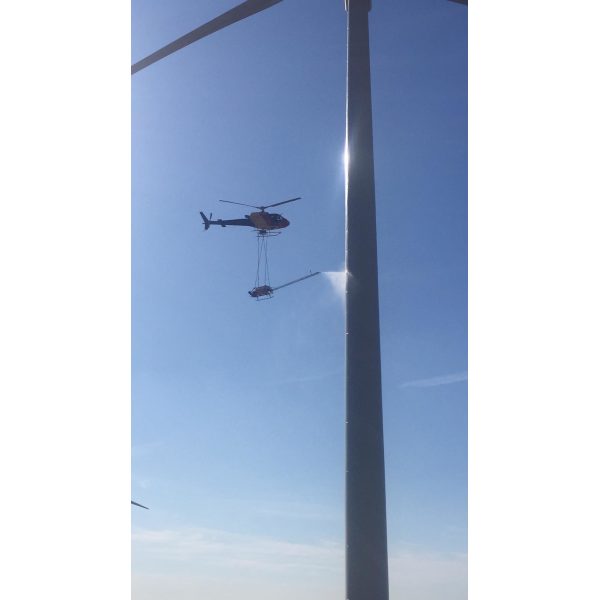 Limpieza de aerogeneradores en helicóptero